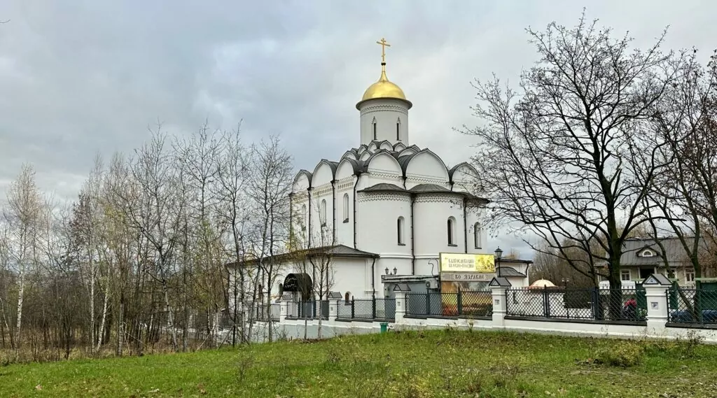 Давыдково — Аминьевская: панельный бублик у оскароносного леса Давыдково — Аминьевская: панельный бублик у оскароносного леса фото