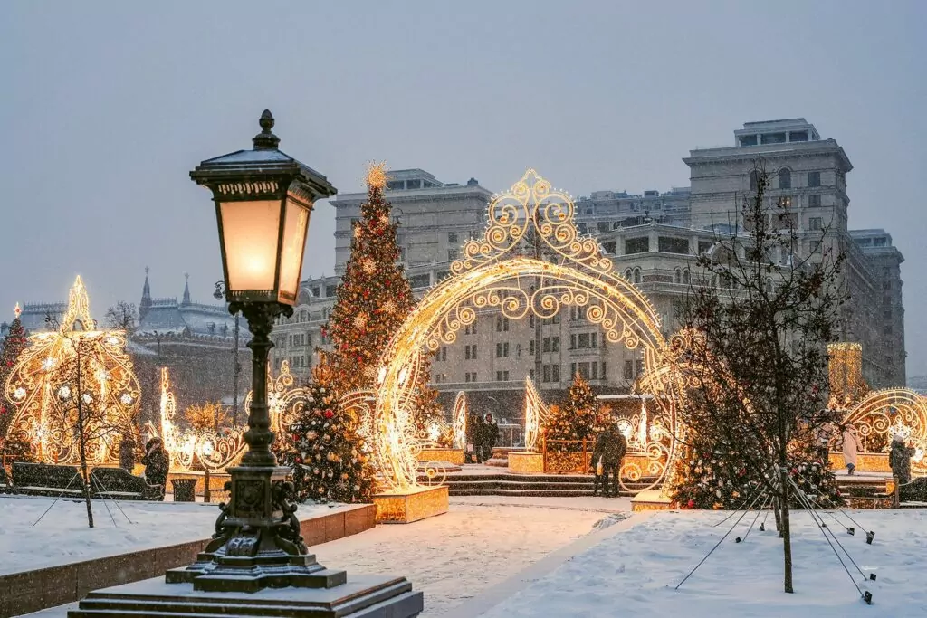 Бережная красота: столичные новогодние площадки украсят переосмысленные объекты прошлых лет  фото