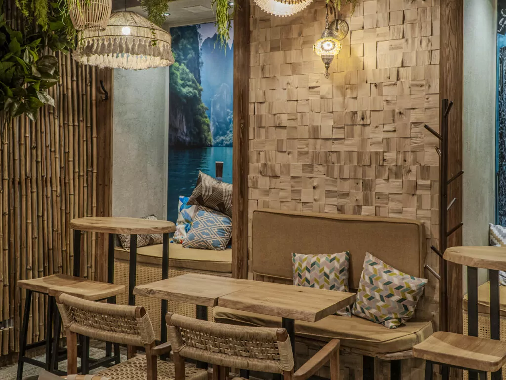 Древние руины, музыка советских кинокомпозиторов и тайский ресторан &mdash; куда пойти после работы  фото