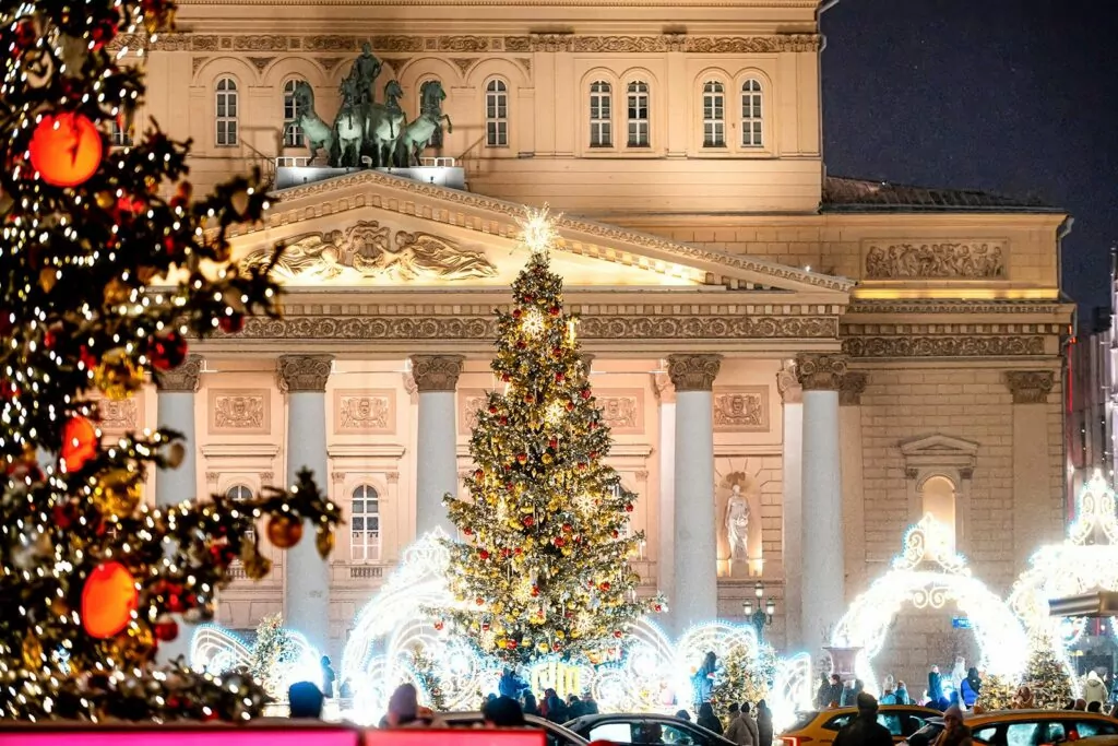 Бережная красота: столичные новогодние площадки украсят переосмысленные объекты прошлых лет  фото