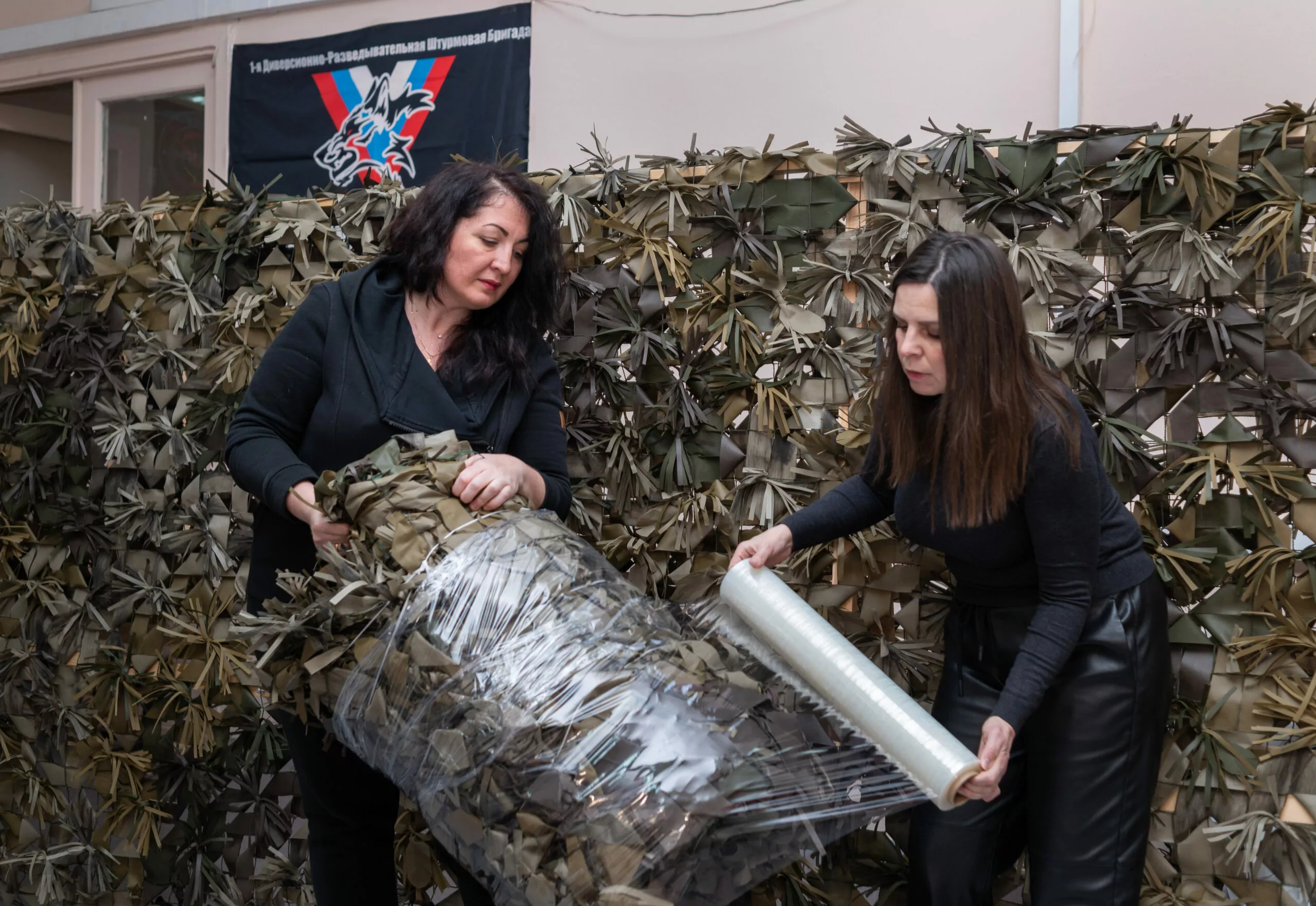 Волонтеры ЗелАО передают бойцам СВО гуманитарную помощь и плетут маскировочные сети, фото