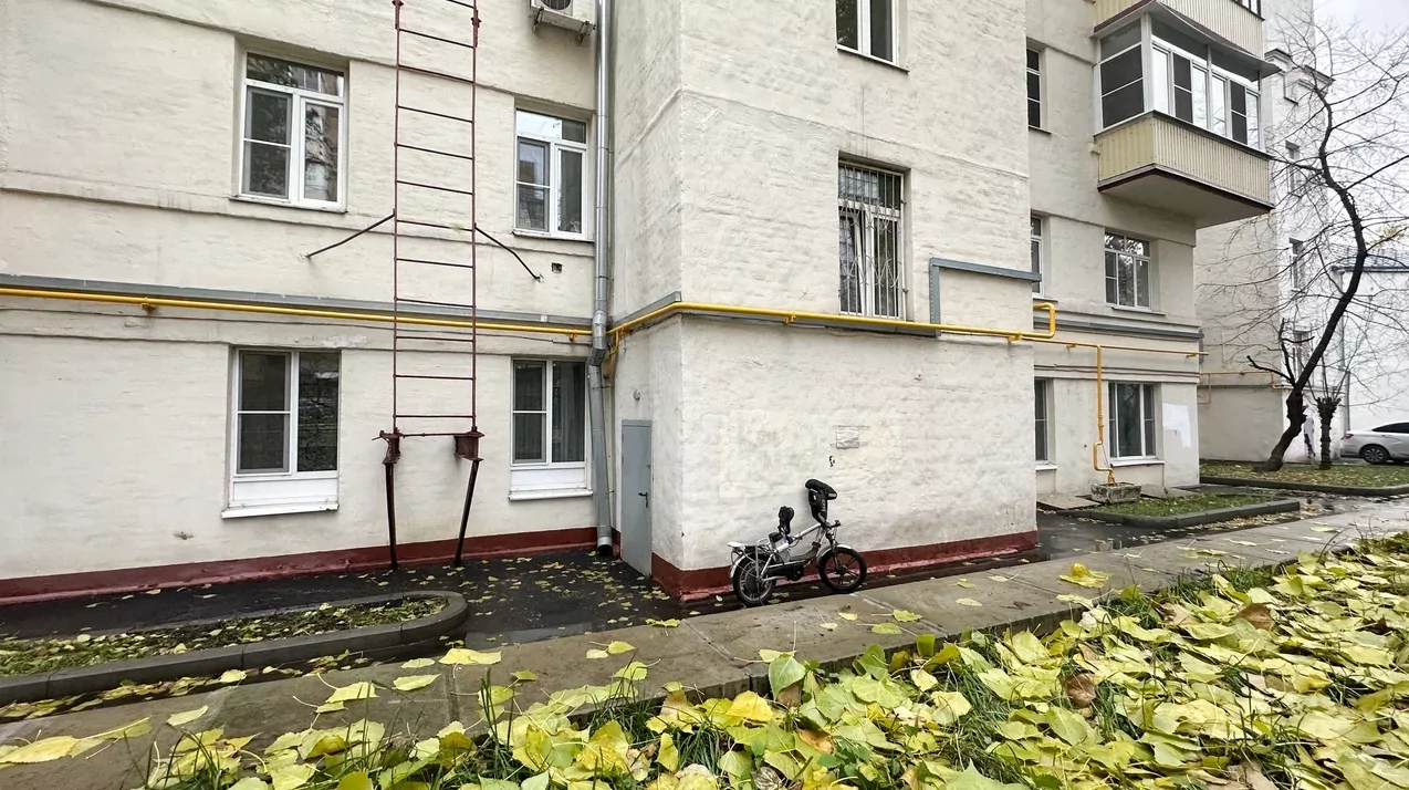 На Большой Переяславской демонтировали временную трубу горячего водоснабжения, фото