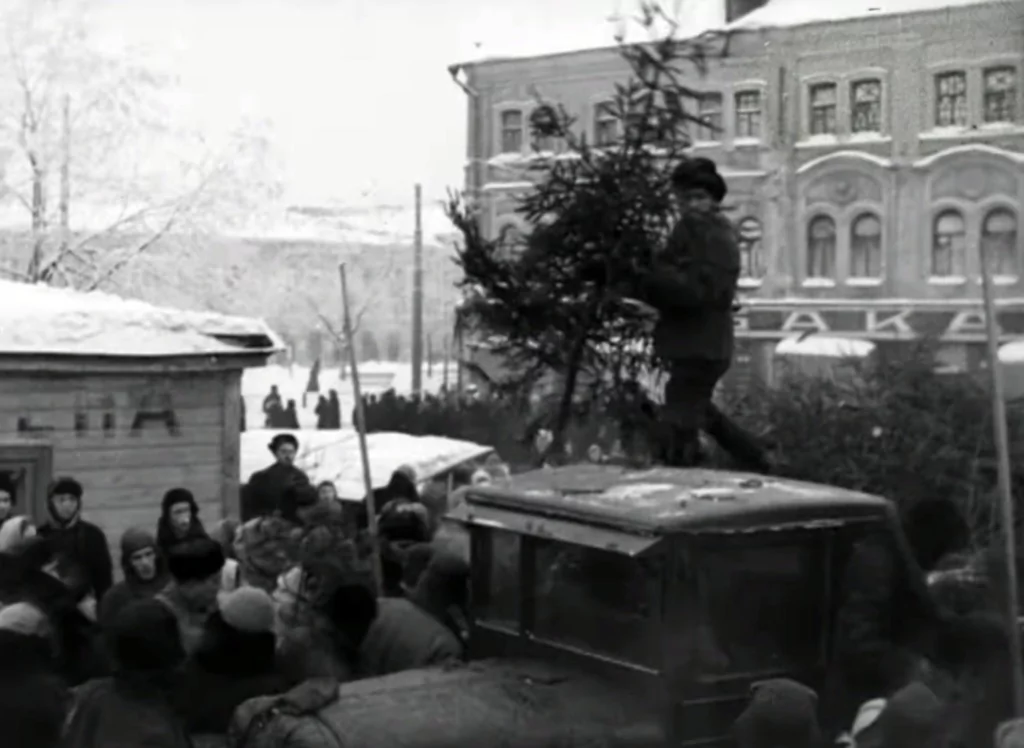 От хвойных веток из указа Петра I до «Зимы в Москве»: как город украшал себя к Новому году От хвойных веток из указа Петра I до «Зимы в Москве»: как город украшал себя к Новому году фото