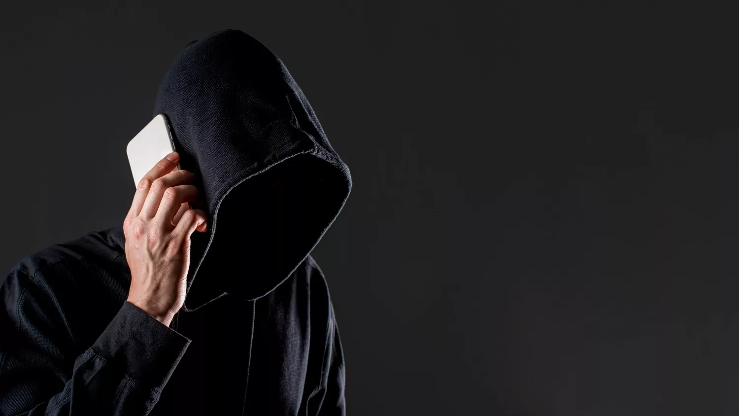 Телефонные мошенники выманили сбережения у 87-летней москвички, фото