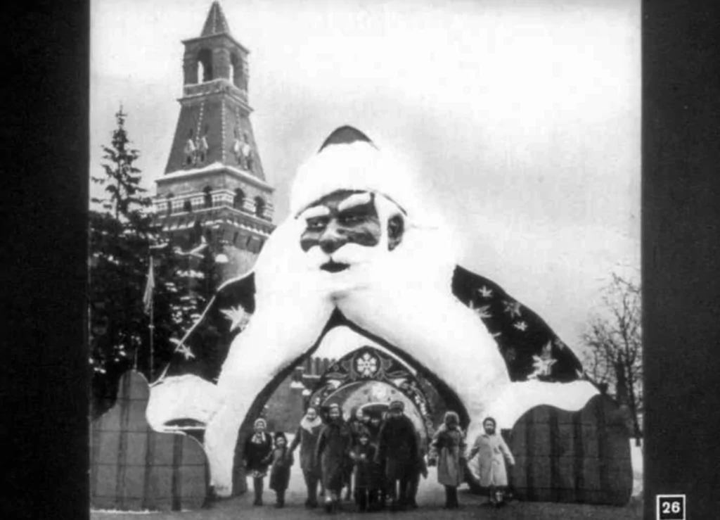 От хвойных веток из указа Петра I до «Зимы в Москве»: как город украшал себя к Новому году От хвойных веток из указа Петра I до «Зимы в Москве»: как город украшал себя к Новому году фото