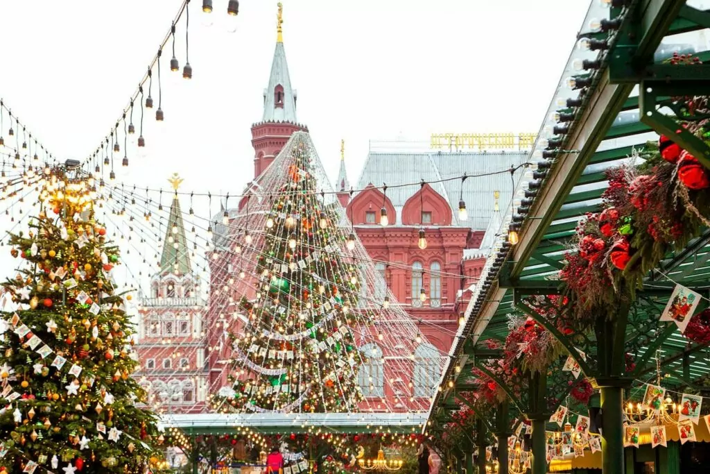 От хвойных веток из указа Петра I до «Зимы в Москве»: как город украшал себя к Новому году От хвойных веток из указа Петра I до «Зимы в Москве»: как город украшал себя к Новому году фото