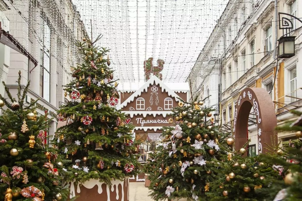 От хвойных веток из указа Петра I до «Зимы в Москве»: как город украшал себя к Новому году От хвойных веток из указа Петра I до «Зимы в Москве»: как город украшал себя к Новому году фото