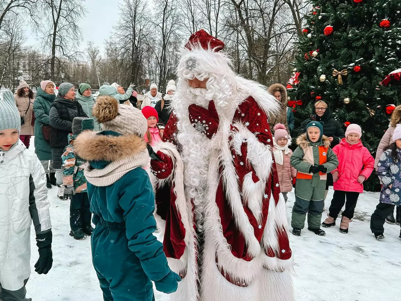 Дед Мороз и Снегурочка устроят уличные представления в Щербинке, фото
