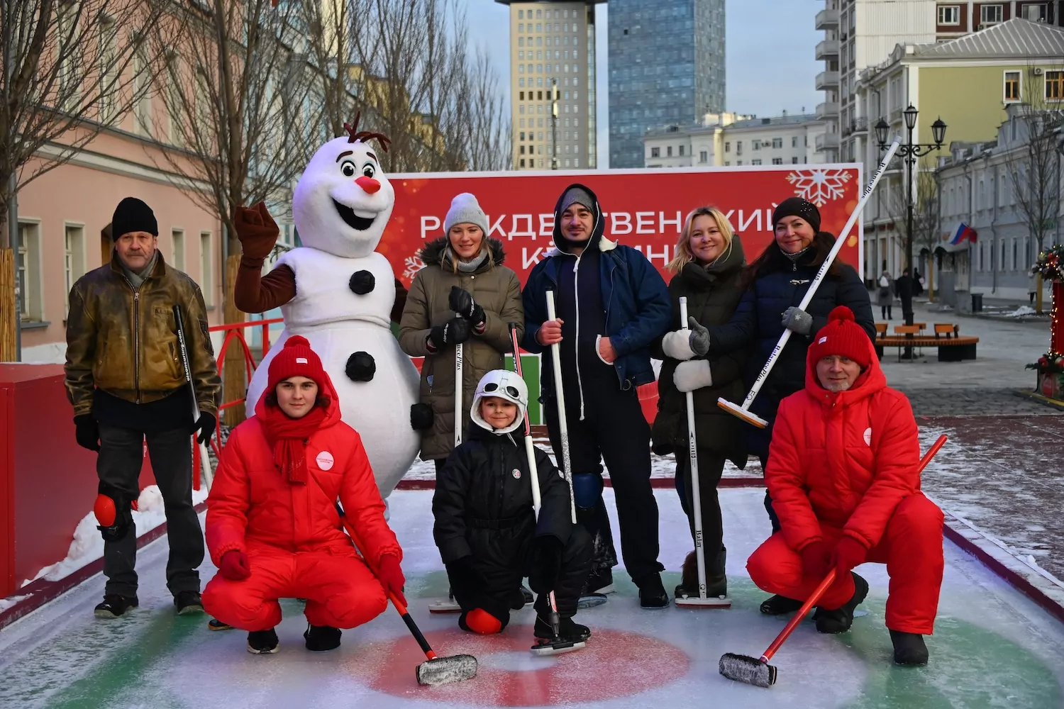 Многодетные семьи Москвы сойдутся в благотворительном чемпионате по керлингу, фото