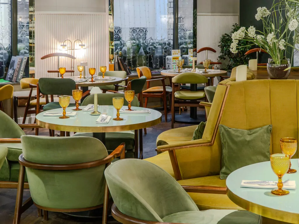 Рисунки пастелью, китайские свитки и необистро &mdash; куда пойти после работы  фото