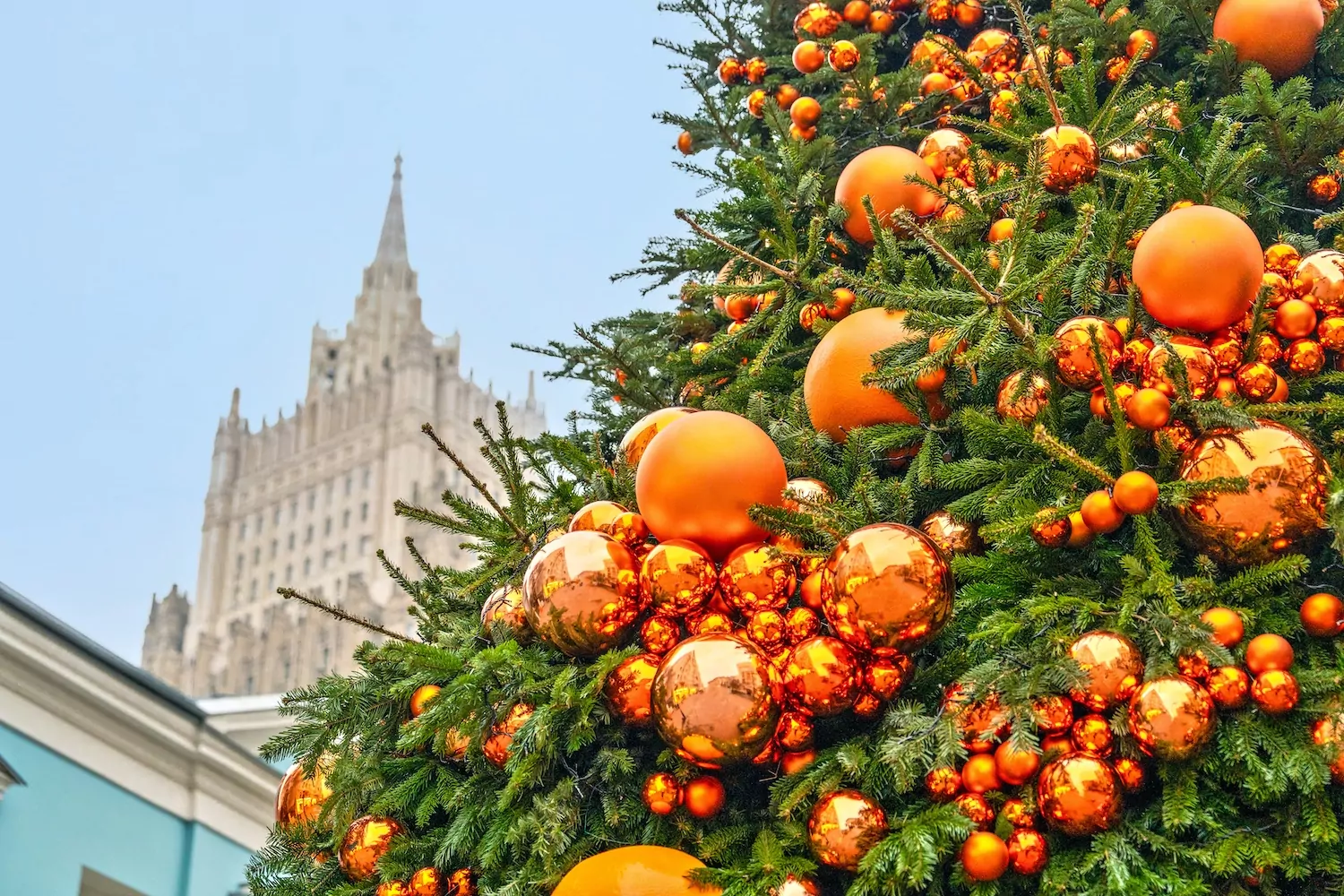 Арбат удивляет москвичей и туристов «мандариновыми» весами, фото