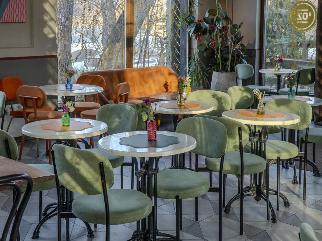 Оперные шедевры в библиотеке, выставка российских художников и семейный ресторан &mdash; куда пойти после работы  фото