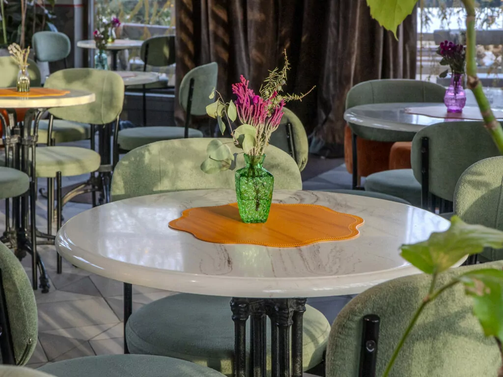 Оперные шедевры в библиотеке, выставка российских художников и семейный ресторан &mdash; куда пойти после работы  фото