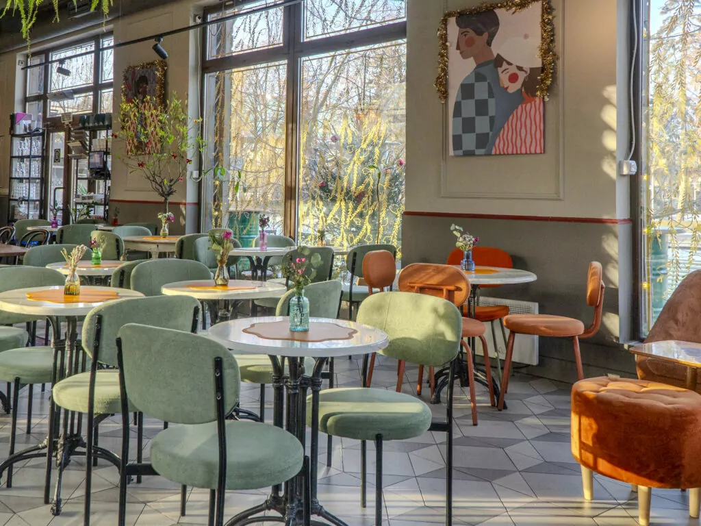 Оперные шедевры в библиотеке, выставка российских художников и семейный ресторан &mdash; куда пойти после работы  фото