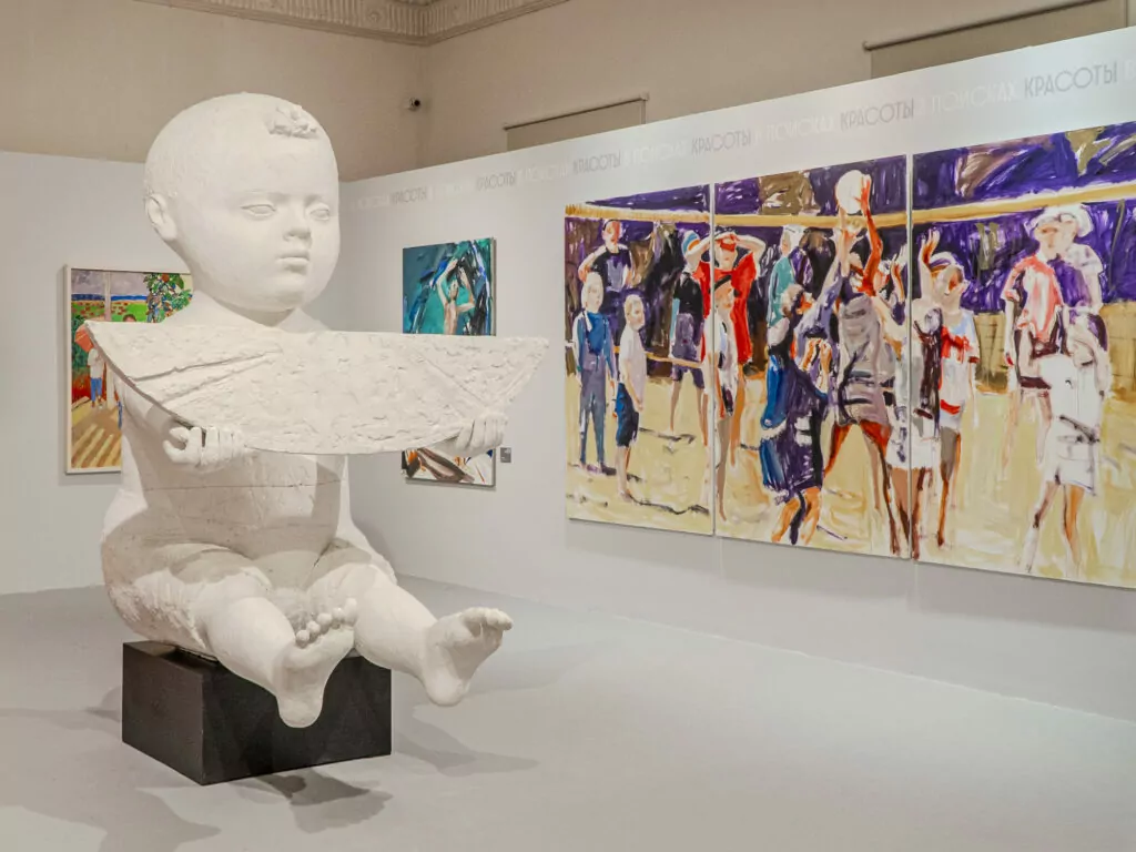 Оперные шедевры в библиотеке, выставка российских художников и семейный ресторан &mdash; куда пойти после работы  фото