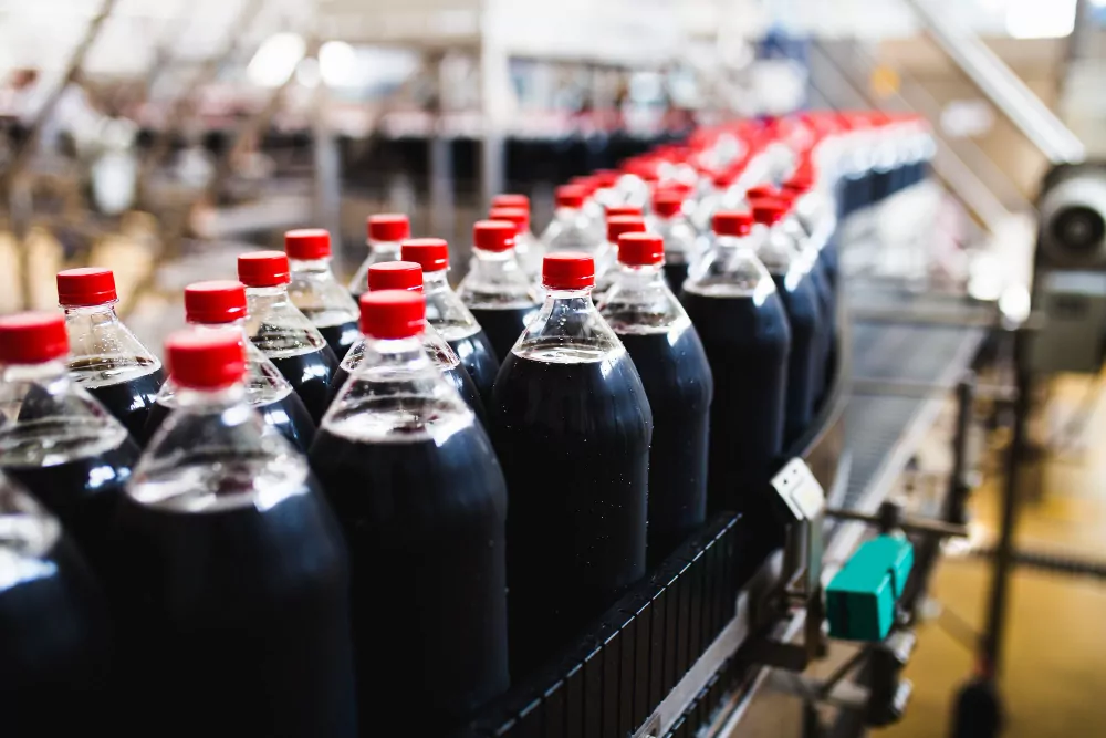 Coca-Cola для московских магазинов делали в грязном подпольном цеху, фото