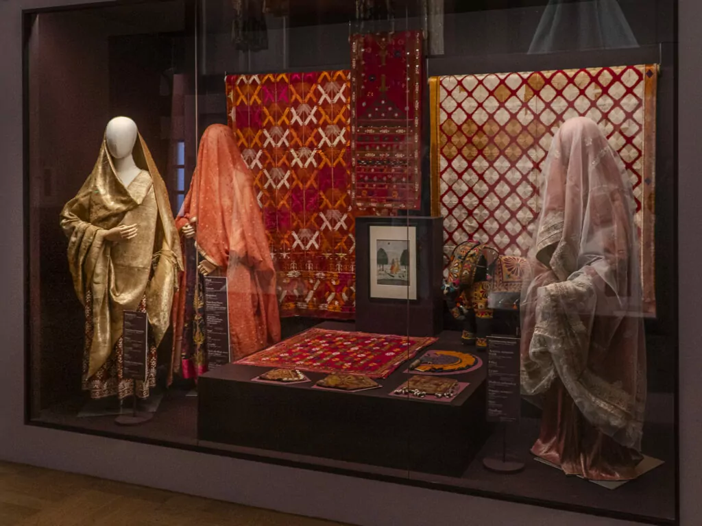 Фестиваль документального кино, итальянская остерия и выставка индийских тканей &mdash; куда пойти после работы  фото