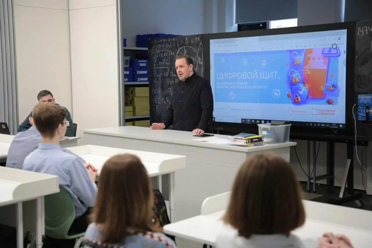 Член Общественной палаты РФ Александр Асафов провел в школе Ховрино занятие по безопасности в сети Интернет, фото