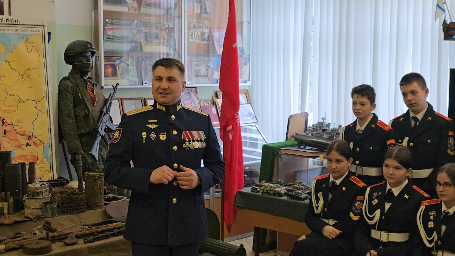 Участник СВО Эдуард Шонов провел урок мужества для кадетов в Новокосино, фото