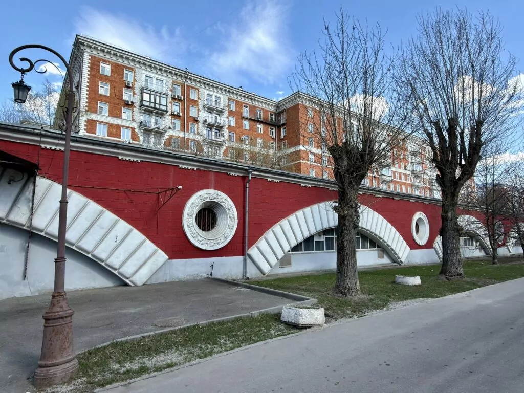 Университет — Новаторская: Данте и борьба с архитектурными излишествами Университет — Новаторская: Данте и борьба с архитектурными излишествами фото