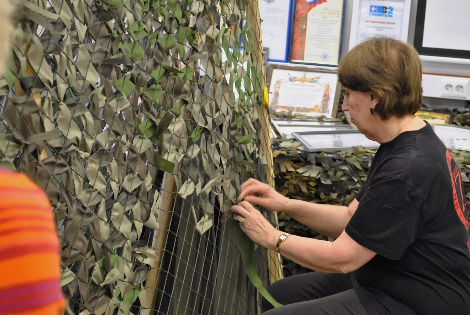 Жители Гагаринского района научились плести маскировочные сети, фото