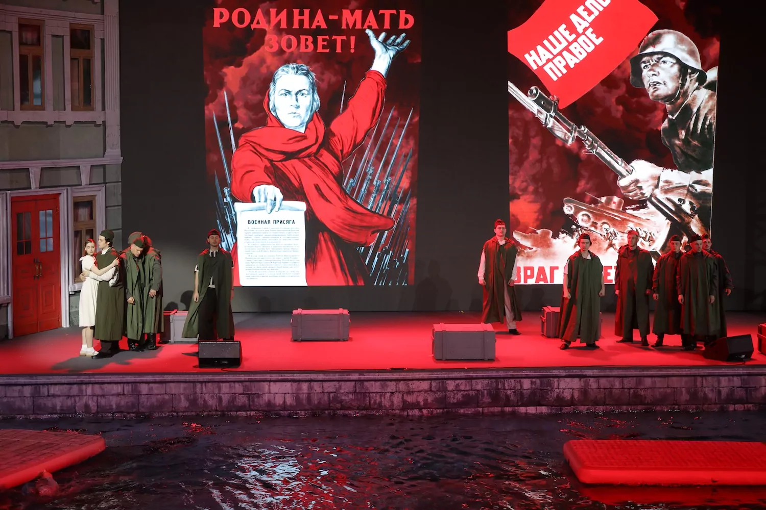 Показ спектакля Русского театра на воде, приуроченный ко Дню Победы, прошел на севере столицы, фото