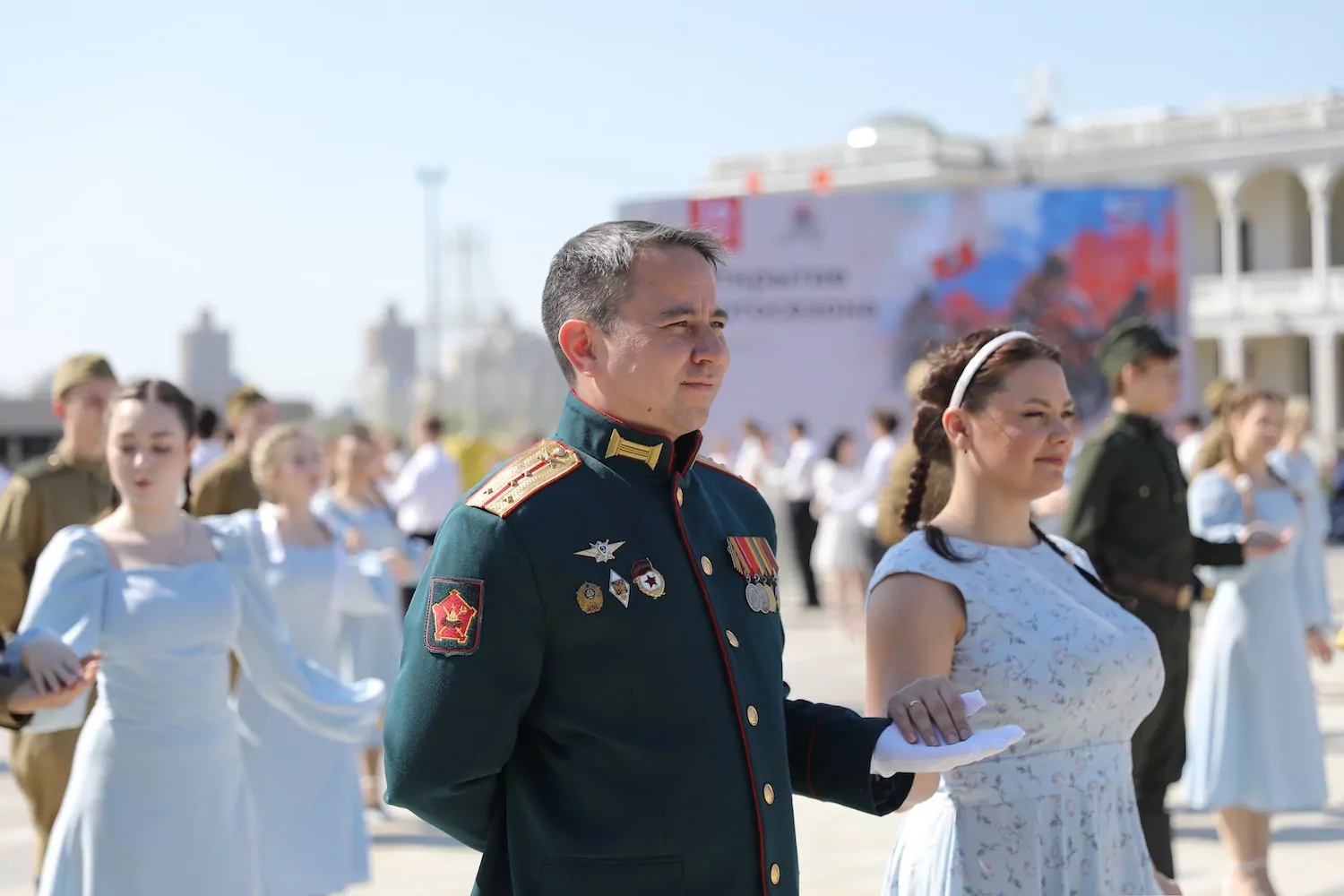 Участник СВО Эльдар Шарипов присоединился к акции «Вальс Победы» в Москве, фото