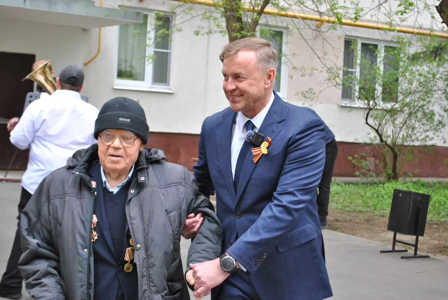 Военный врач Дмитрий Назаров поздравил ветерана Великой Отечественной войны в Теплом Стане, фото
