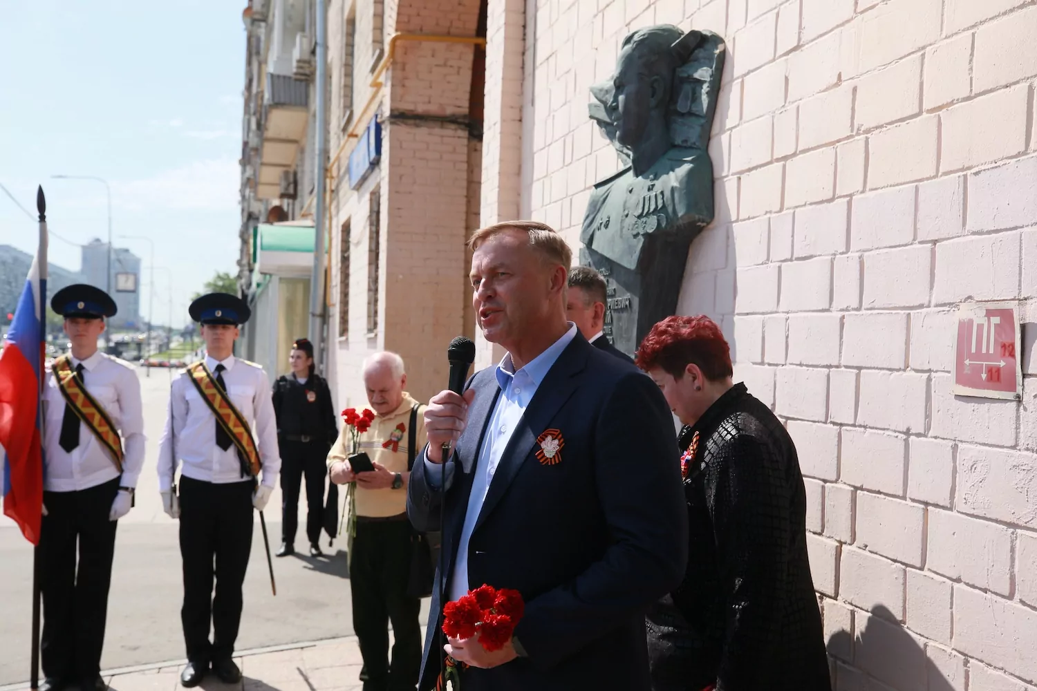 Военный врач Дмитрий Назаров принял участие в возложении цветов к мемориальной доске Героя Советского Союза в Ломоносовском районе, фото