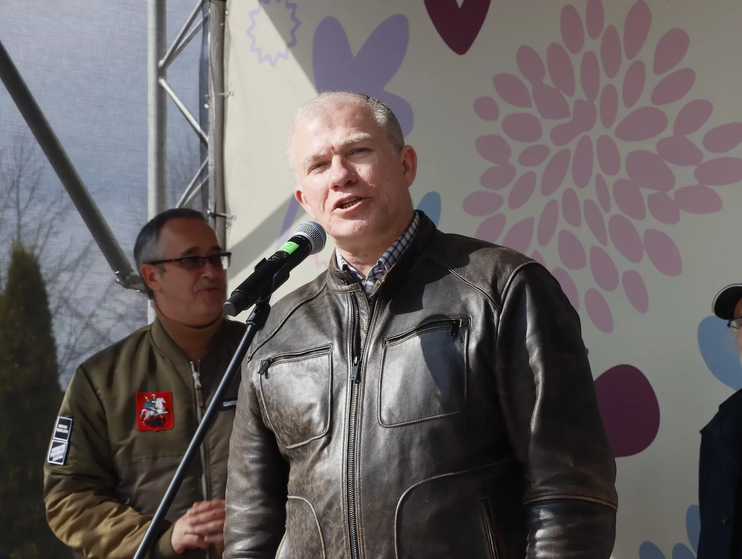 Участник СВО Александр Шелковой поздравил жителей Алтуфьевского района с Днем Победы и с Днем герба и флага Москвы, фото