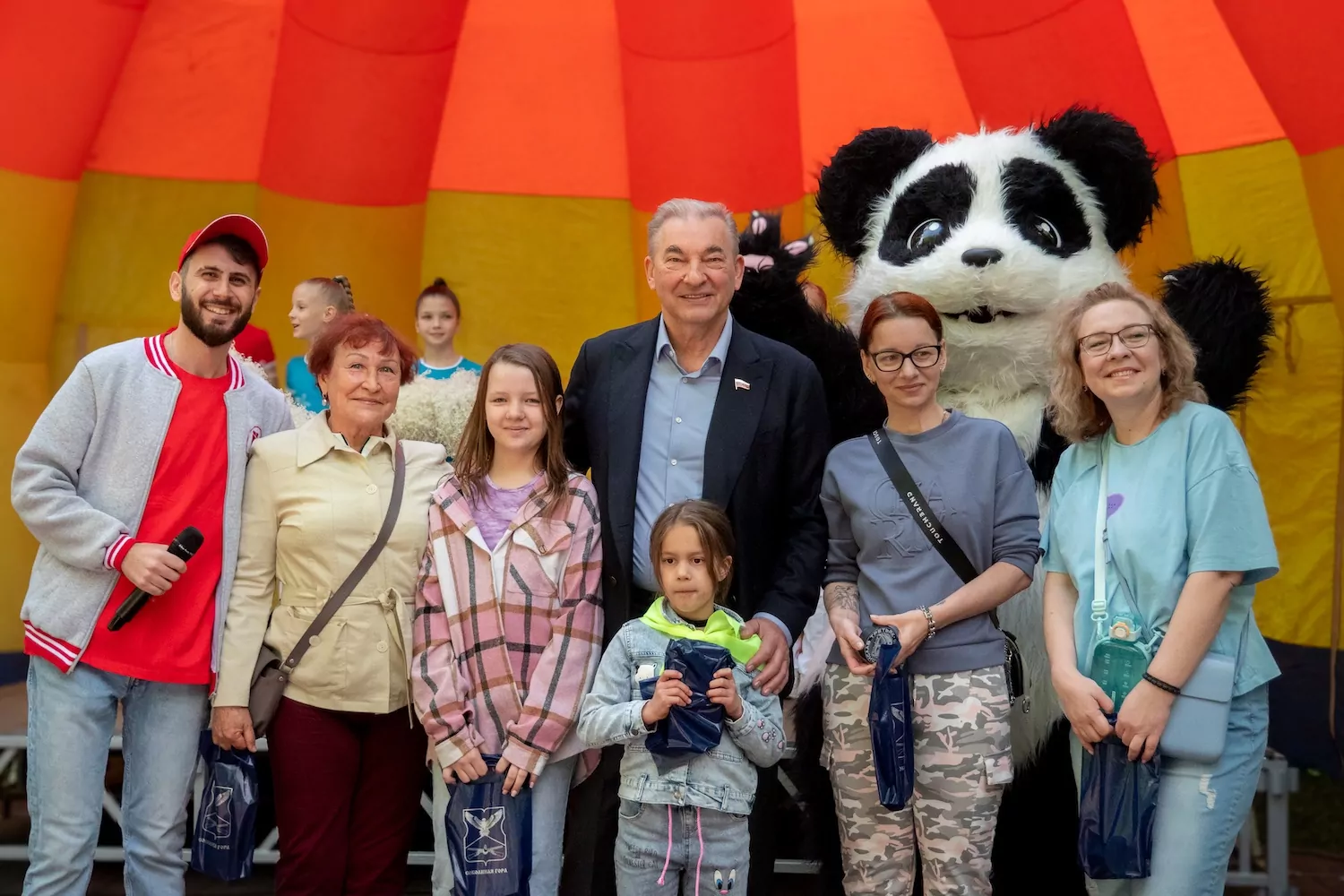 Депутат Госдумы Владислав Третьяк поздравил жителей с Днем защиты детей на мероприятии в районе Соколиная гора , фото